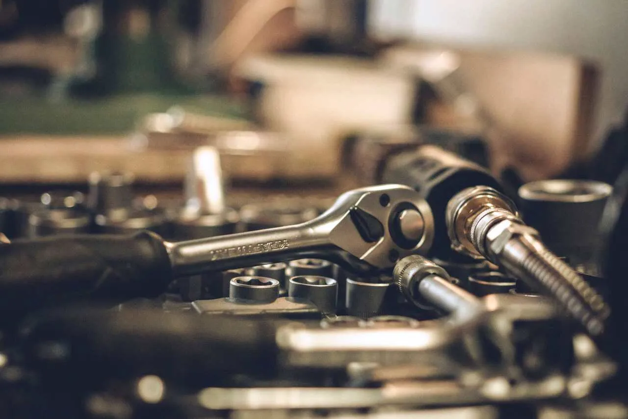 Vue intérieure de l'atelier avec ponts élévateurs et motos anciennes
